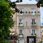 La Divina - Free Parking -