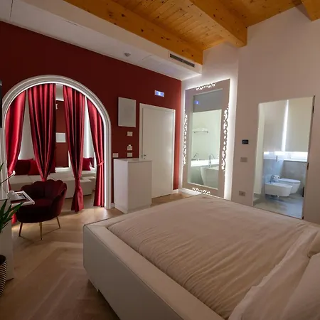 La Divina - Free Parking -