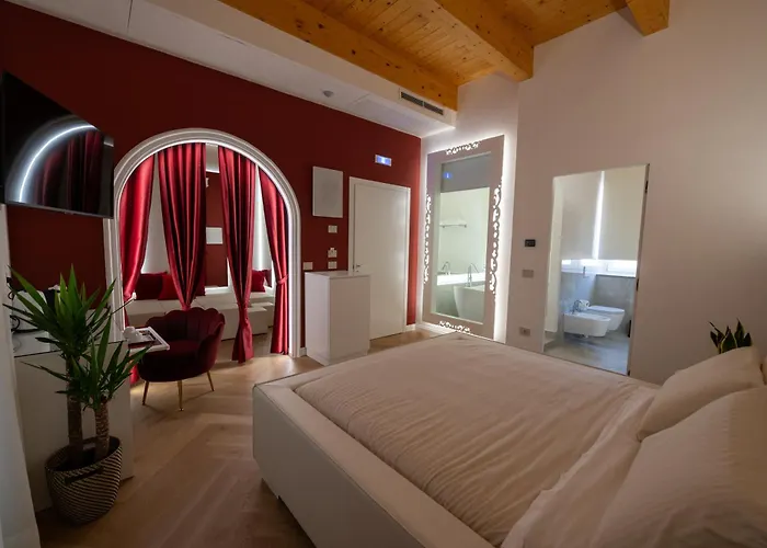 La Divina - Free Parking -