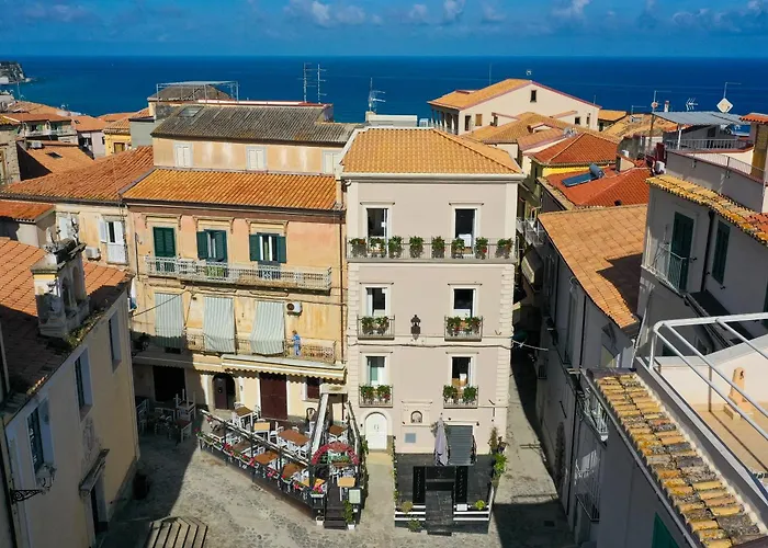 La Divina - Free Parking -