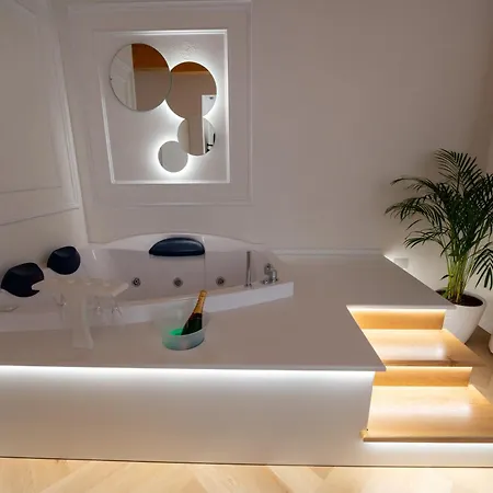 La Divina - Free Parking -