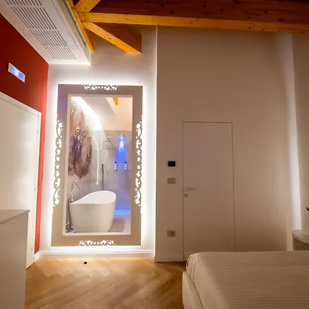 לינה וארוחת בוקר La Divina - Free Parking - 4*