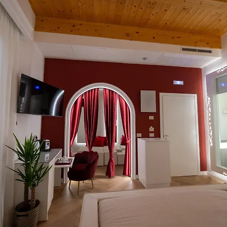 לינה וארוחת בוקר La Divina - Free Parking - 4*