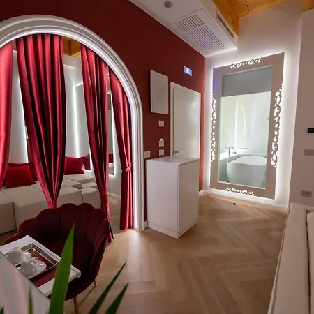 La Divina - Free Parking -