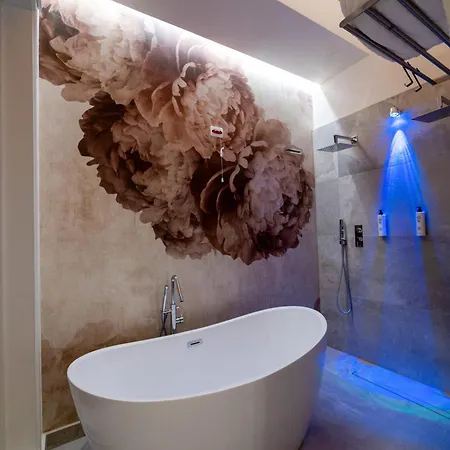 La Divina - Free Parking - לינה וארוחת בוקר 4*