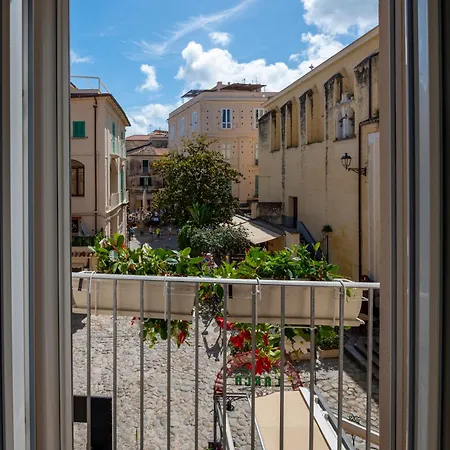 La Divina - Free Parking -