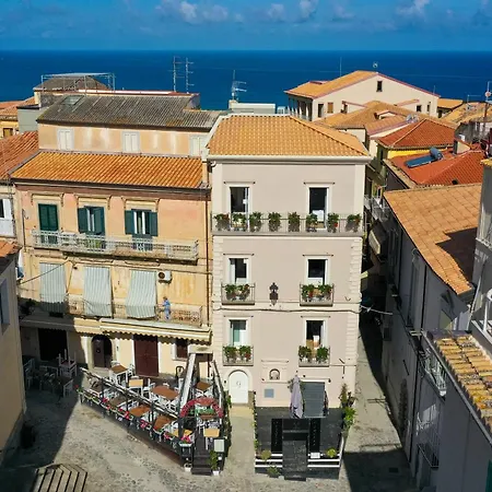 La Divina - Free Parking -