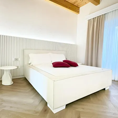 La Divina - Free Parking -