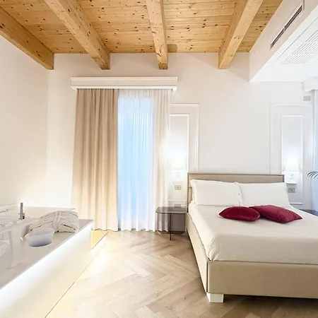 La Divina - Free Parking - Bed and Breakfast 4*