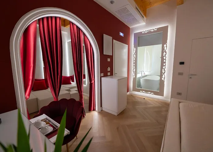 La Divina - Free Parking -