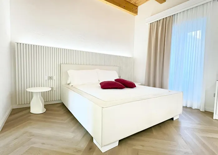 La Divina - Free Parking -